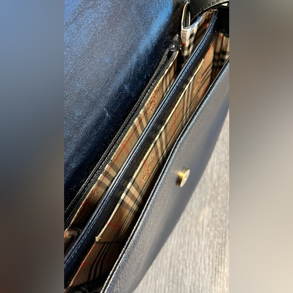 Preloved black Burberry crossbody bag - Picture 6 of 7